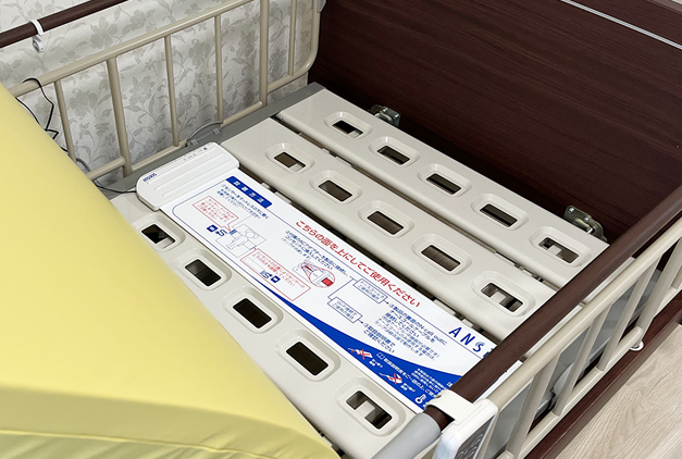 全居室のベッドに見守りセンサー導入