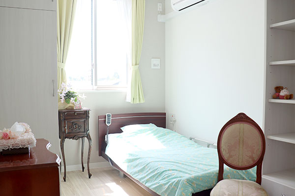 大阪市旭区のグループホーム エクセレント城北公園前【居室（洗面と収納家具）】